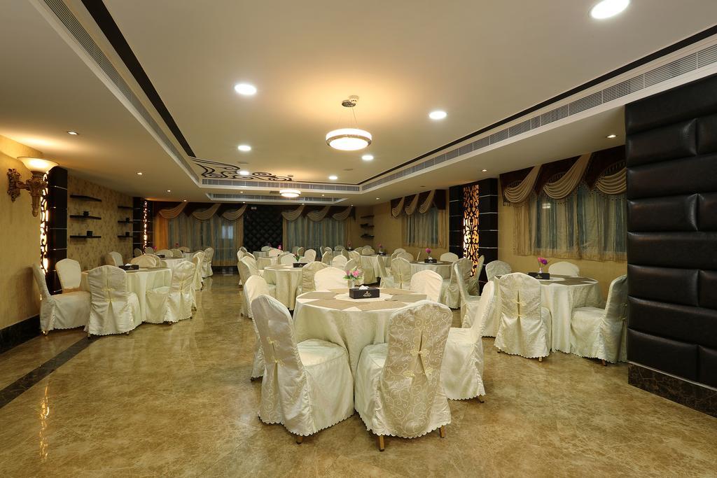 Royal Grand Suite Hotel Sharjah Exterior photo