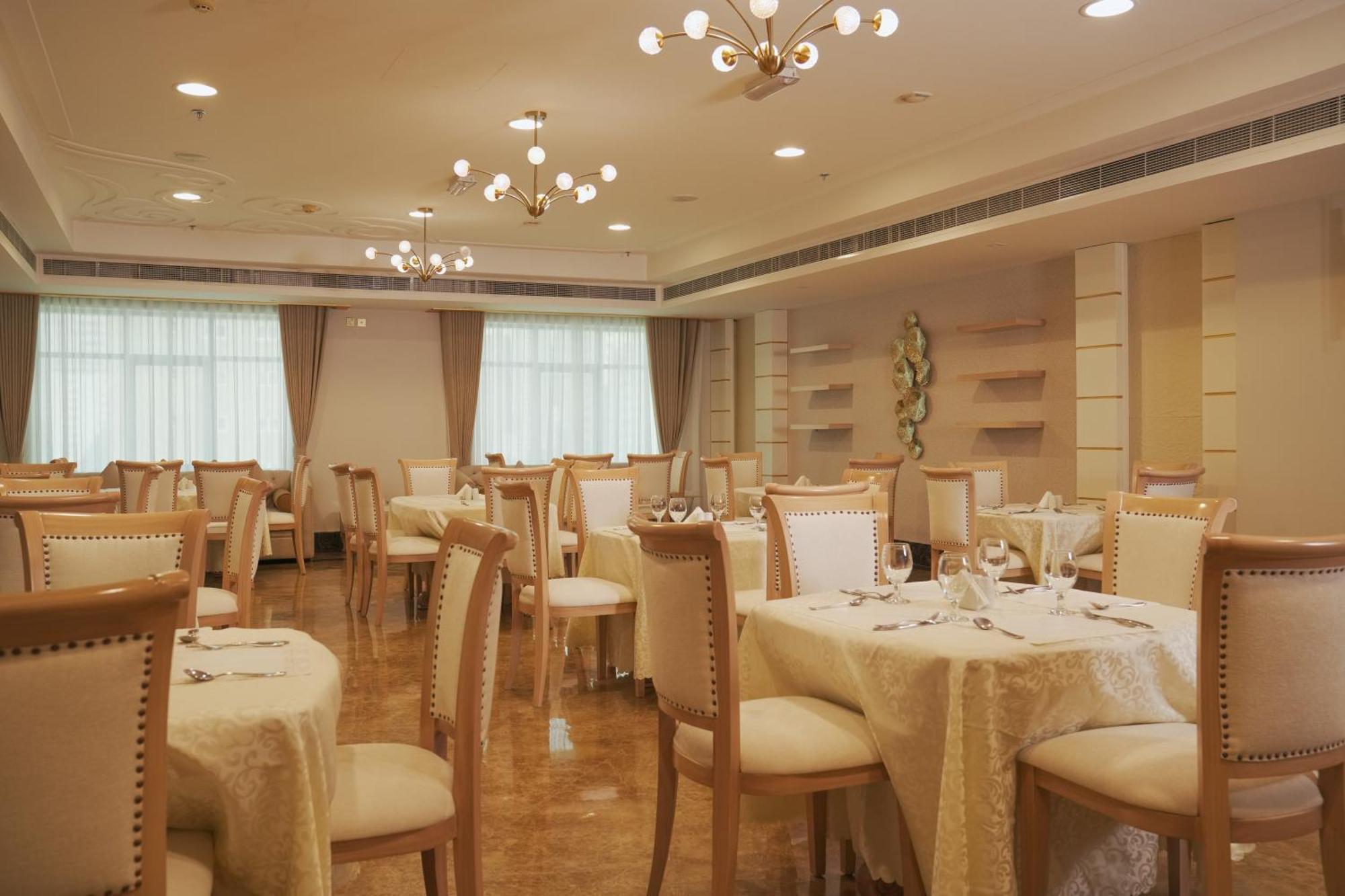 Royal Grand Suite Hotel Sharjah Exterior photo
